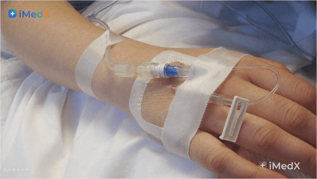 Cách chăm sóc đường truyền tĩnh mạch cho bé an toàn tại viện